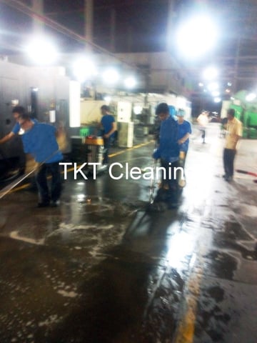 Dịch vụ chà rửa sàn nhà xưởng nhiễm dầu mỡ nặng TKT Cleaning