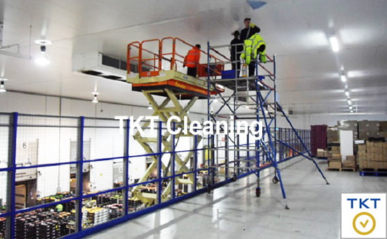Làm sạch trần nhà xưởng nhà máy sử dụng giàn giáo xe nâng tại Đồng Nai