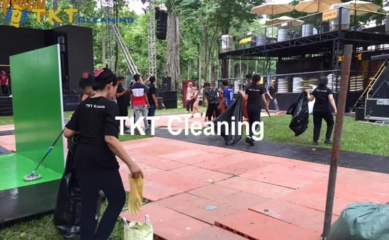 nhân viên vệ sinh TKT Cleaning tại sự kiện