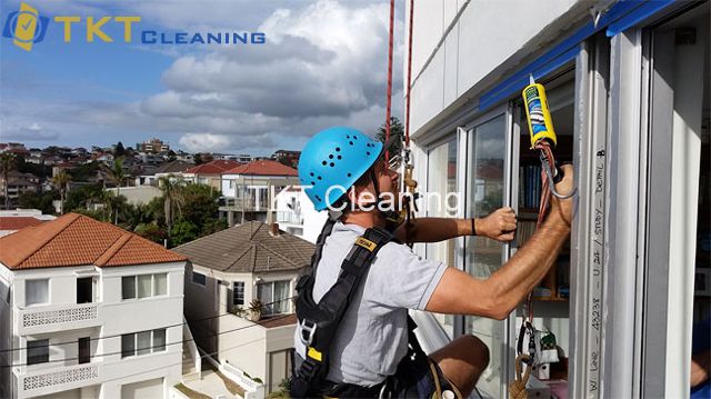 bắn silicon chống thấm cửa sổ tòa nhà - TKT Cleaning