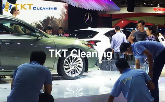 nhân viên vệ sinh sự kiện TKT Cleaning tại quầy xe hơi hãng Mercede