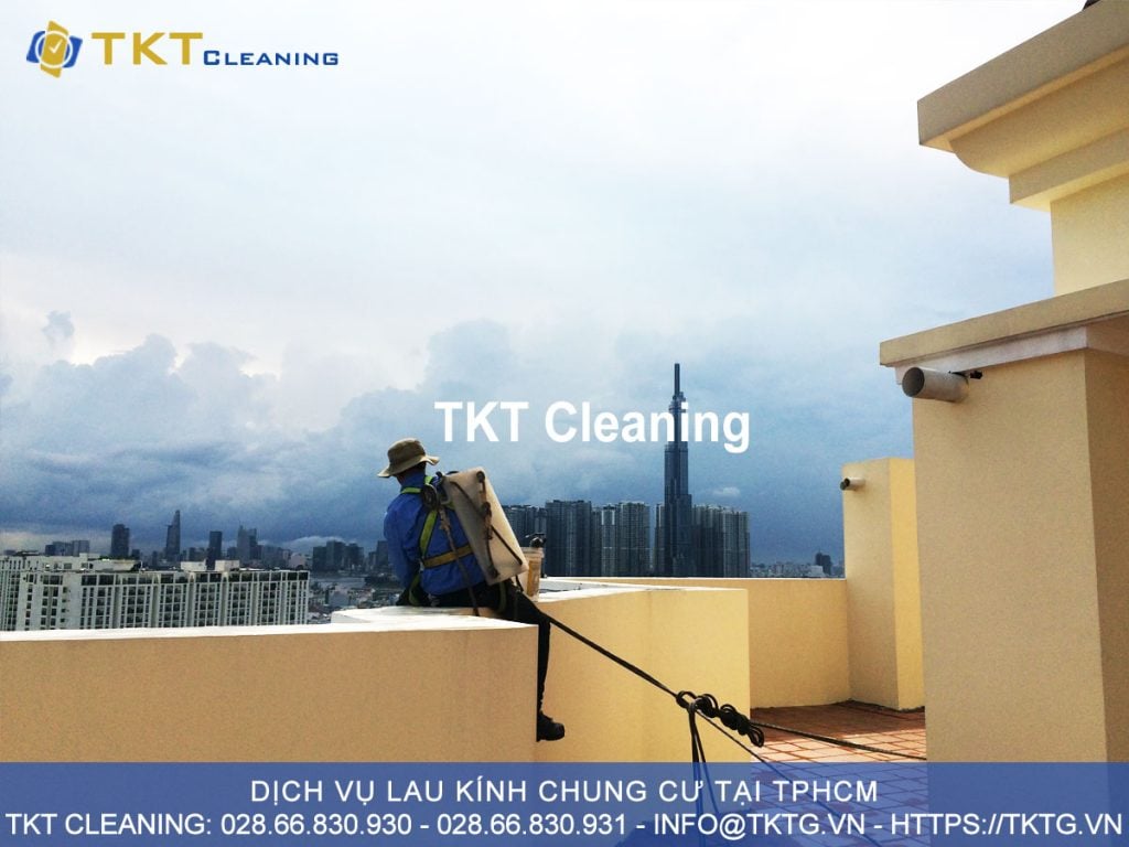 dịch vụ vệ sinh kính chung cư cao tầng hcm - TKT Cleaning