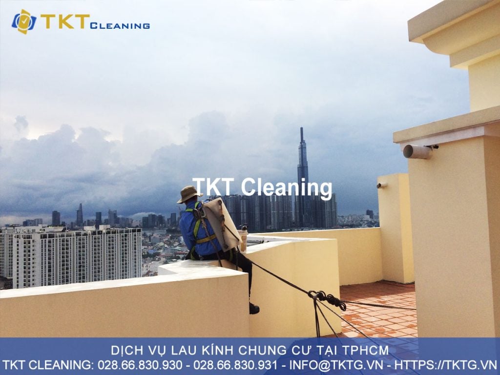 dịch vụ vệ sinh lau kính chung cư HCM - TKT Cleaning