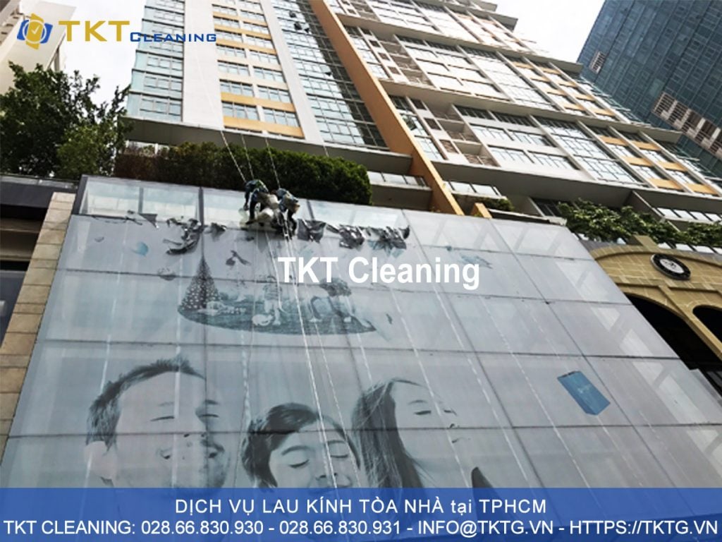 dịch vụ lau kính tòa nhà bao gồm lột decal quảng cáo TKT Cleaning