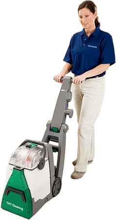 nhân viên giặt thảm TKT Cleaning