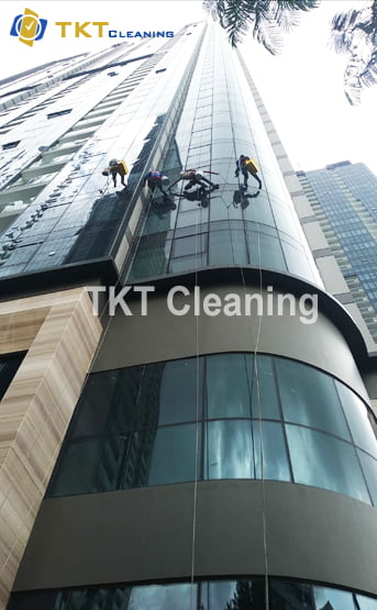 Dịch vụ vệ sinh kính văn phòng cao ốc TPHCM TKT Cleaning