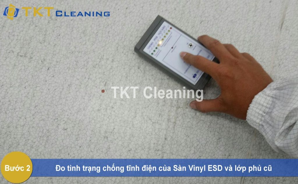 Bước 2: đo tình trạng chống tĩnh điện sàn Vinyl ESD