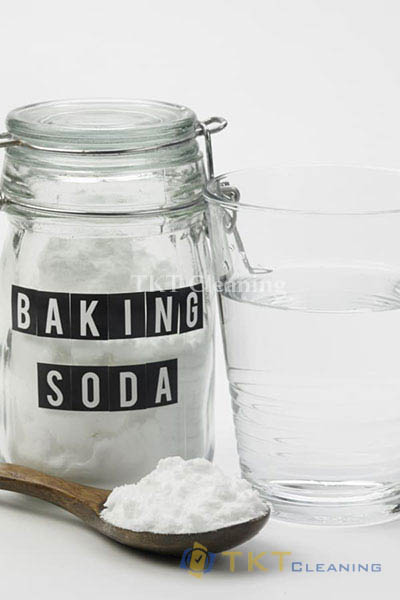 làm sạch kính bằng baking soda và nước