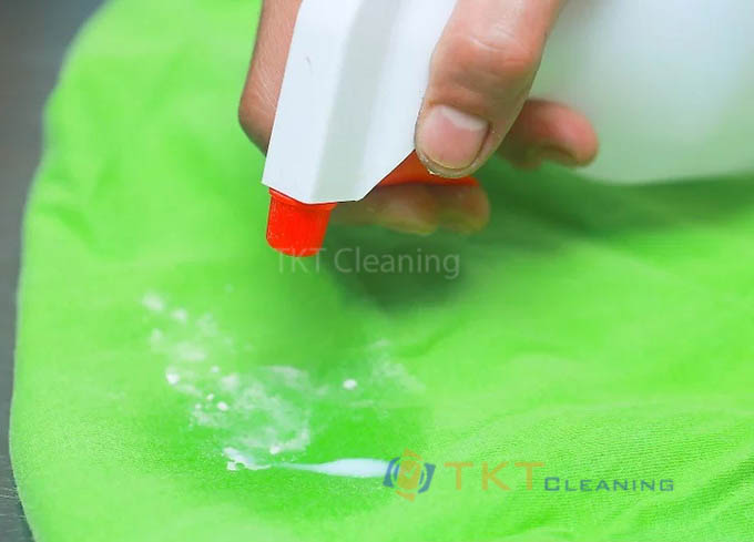 Hình ảnh: Làm sạch silicon trên bề mặt quần áo