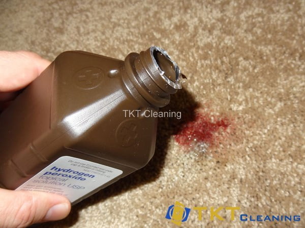 Loại bỏ vết máu trên thảm bằng hydrogen peroxide