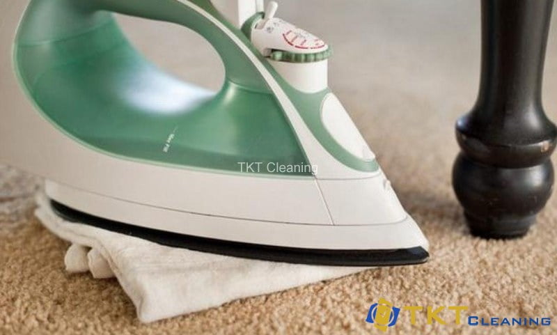 Làm sạch sáp nến trên thảm bằng nhiệt