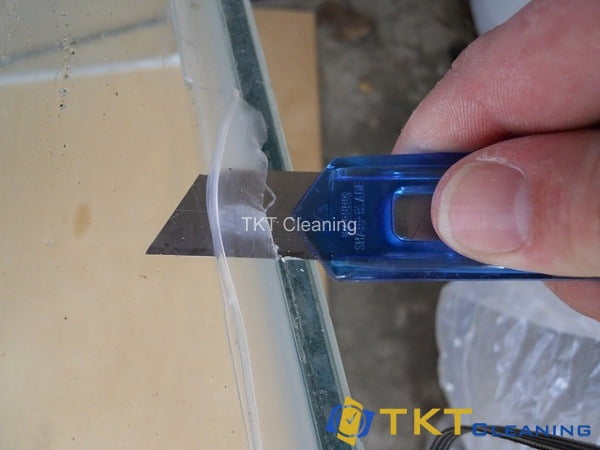 Dùng lưỡi dao để nới lỏng keo silicon