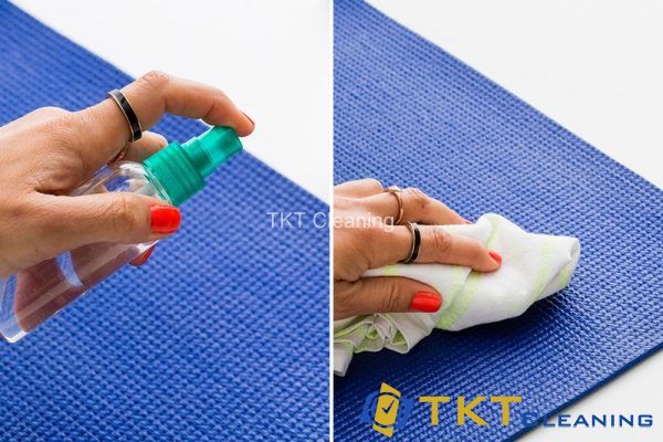 Sử dụng nước và vải sợi nhỏ để làm sạch thảm yoga 