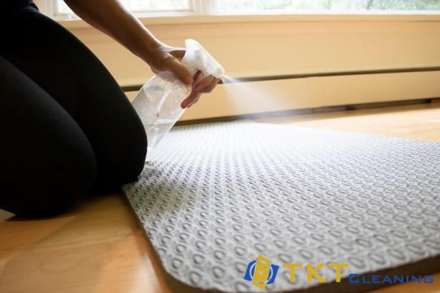 Cách làm sạch thảm yoga bằng  khăn lau và bình xịt