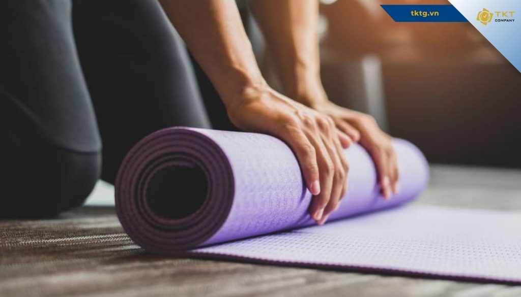 Phơi thảm yoga ở nơi thoáng mát sau vệ sinh, cuộn lại cất ở chỗ khô ráo để tránh hư hại do ẩm