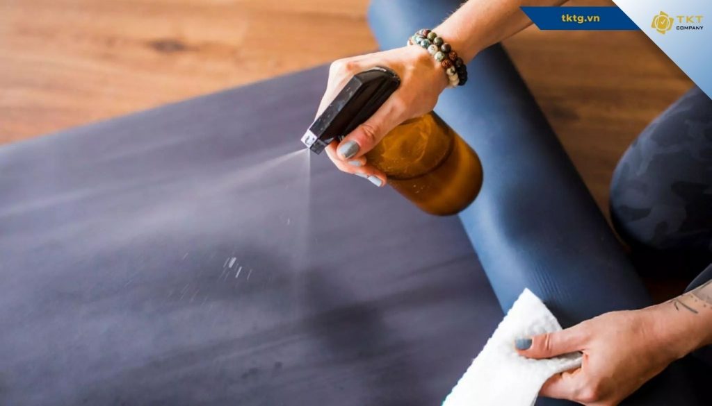 Hướng dẫn cách giặt thảm yoga bằng khăn lau và bình xịt