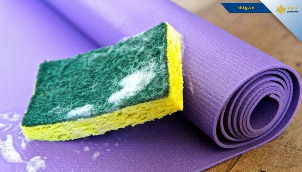 Trộn xà phòng nhẹ với nước ấm, lau nhẹ bằng miếng bọt biển lên bề mặt thảm để đánh bay vết ố cứng đầu