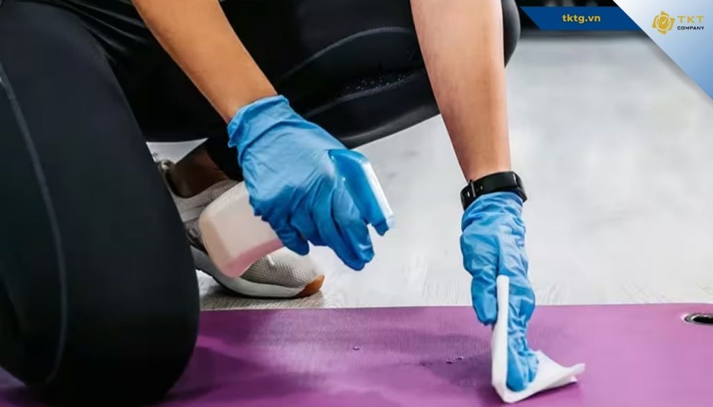 Dùng khăn ướt lau toàn bộ bề mặt thảm yoga lập tức sau khi tập, treo phơi nơi thoáng mát