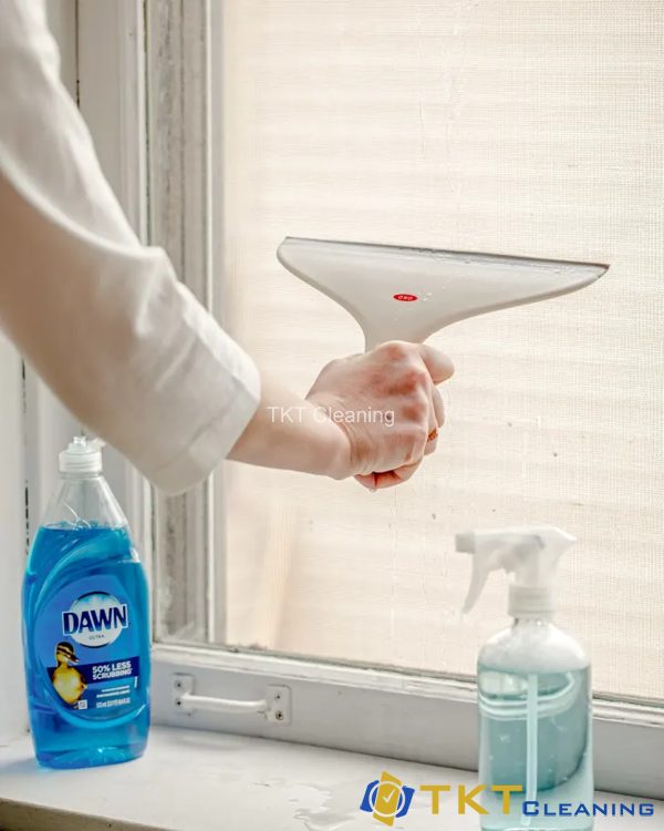 Phương pháp vệ sinh cửa sổ bằng bóp và xà phòng rửa chén