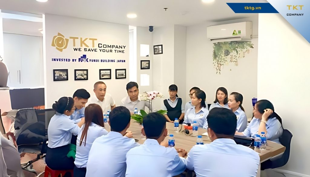 Đội ngũ nhân viên vệ sinh quận 11 tại TKT Company với tác phong làm việc chuyên nghiệp và tận tâm