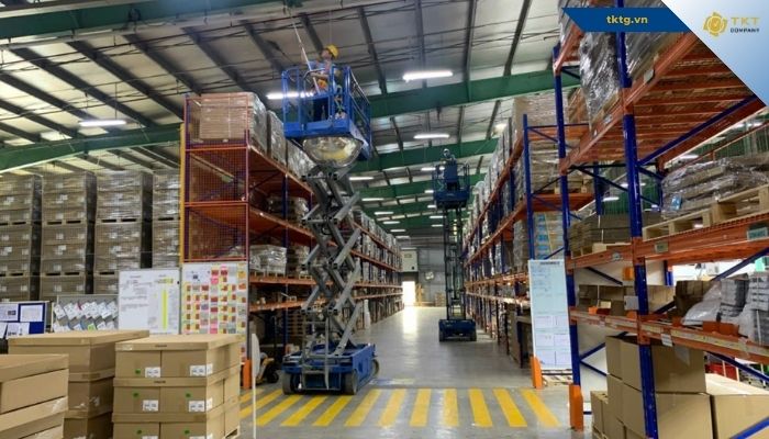 Xe nâng người làm sạch kệ hàng trong kho của nhà máy