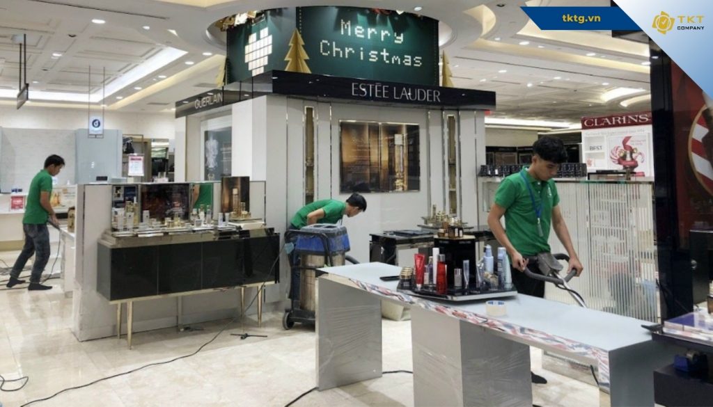Công ty vệ sinh công nghiệp TPHCM báo giá theo m2 hay theo công trình? Theo mét vuông cho các đợt làm một lần hoặc định kỳ, ví dụ 15.000 - 20.000 đ/m2 với công trình sau xây dựng và 10.000 - 15.000 đ/m2 với công trình đang sử dụng. Với hợp đồng cần nhân viên hằng ngày, giá tính theo người: 8.200.000 - 8.800.000 đ/người/tháng, chưa gồm dụng cụ và hoá chất. Cty vệ sinh công nghiệp có nhận làm ban đêm không? Có. Lịch làm được bố trí theo giờ vận hành của công trình, ví dụ nhà hàng thường cần làm trong đêm; TKT Company cũng làm cuối tuần và dịp lễ, Tết. Lịch cụ thể được thoả thuận khi khảo sát. Đội vệ sinh công nghiệp TPHCM gồm bao nhiêu người cho một công trình? Với nhân sự vệ sinh hằng ngày cho chung cư, TKT Company thường bố trí 4 - 20 người tuỳ quy mô. Với đợt làm sạch một lần, số người được tính theo diện tích, loại bề mặt và thời hạn bàn giao sau buổi khảo sát. Siêu thị và trung tâm thương mại tính theo nhân sự thường trực mỗi tháng [ALT ảnh - điền vào ô Alt text khi upload, không đăng trong thân bài] Nhân viên vệ sinh công nghiệp thường trực làm sạch quầy trung tâm thương mại Vệ sinh công nghiệp Sài Gòn của TKT Company phục vụ những khu vực nào? TKT Company phục vụ toàn bộ địa bàn TP.HCM sau sáp nhập, gồm 168 phường, xã và đặc khu, cụ thể là 113 phường, 54 xã và 1 đặc khu. Phạm vi này bao gồm cả khu vực Bình Dương và Bà Rịa - Vũng Tàu cũ. Dịch vụ vệ sinh công nghiệp TPHCM mất bao lâu cho một công trình? Nhân viên vệ sinh công nghiệp thường trực làm sạch quầy trung tâm thương mại