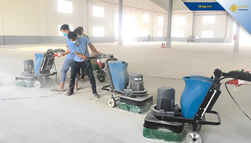 Tthi công mặt sàn bê tông do nhân viên TKT Company thực hiện