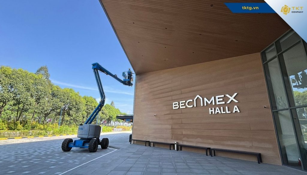 Sử dụng xe nâng Boom Lift vệ sinh kính trên cao