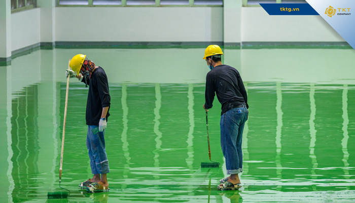 Thi công lớp sơn Epoxy lớp thứ hai - lớp sơn hoàn thiện