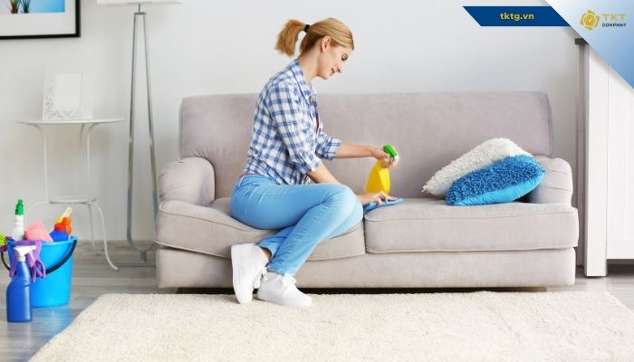 Sử dụng dung dịch vệ sinh ghế sofa nỉ