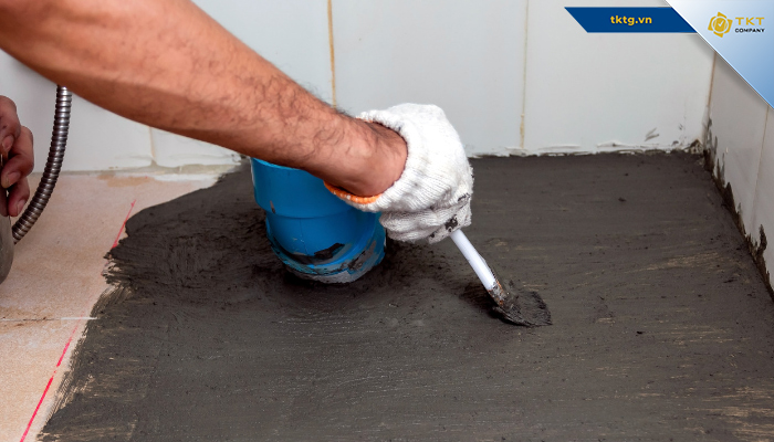 Thợ trát và làm phẳng nền bê tông trước khi phủ sơn epoxy