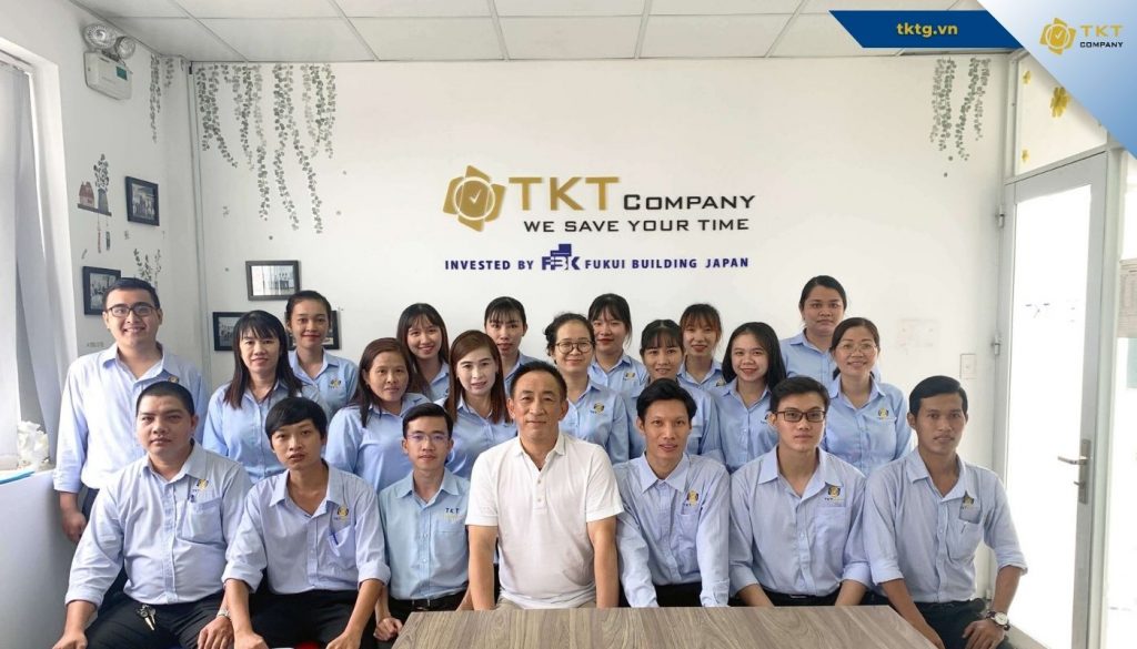 Hoạt động Fukui Building thăm văn phòng TKT Company lần 2 năm 2022 chụp ảnh cùng nhân viên