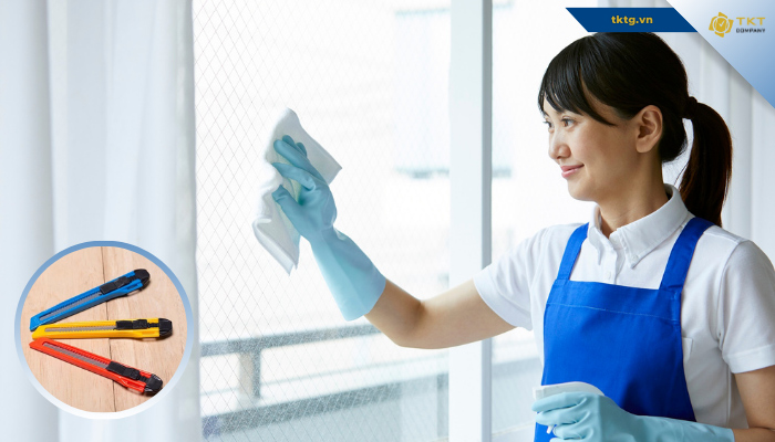 Cách làm sạch kính bị dính sơn bằng dao rọc giấy