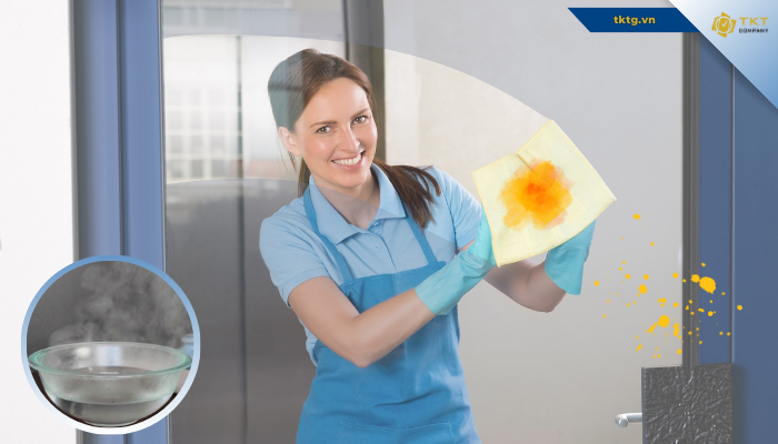 Cách vệ sinh sơn dính trên cửa kính bằng nước ấm