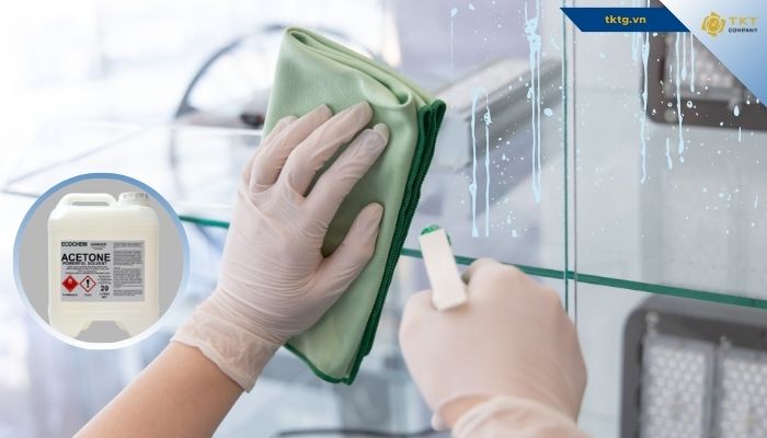Làm sạch sơn trên kính bằng dung dịch Acetone
