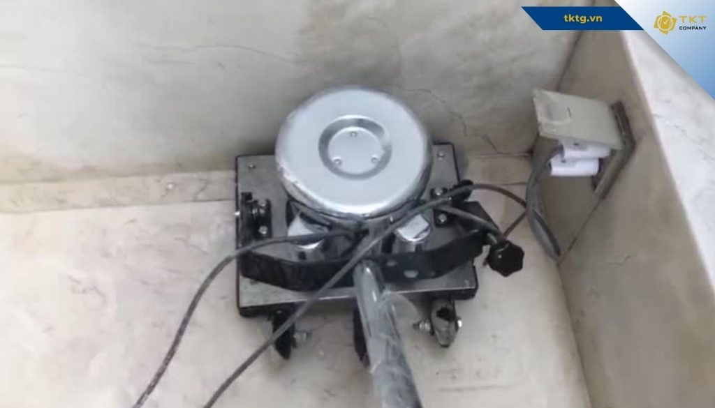Hoạt động hợp tác công nghệ đánh bóng đá tự nhiên bằng máy chà rung cho khu vực góc cạnh vuông