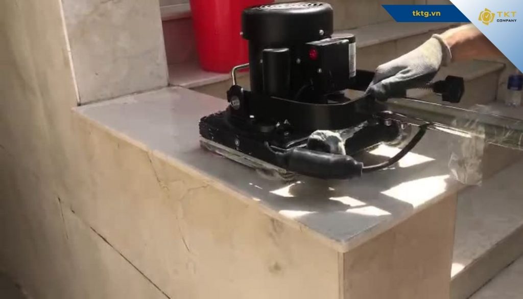 Hoạt động hợp tác công nghệ đánh bóng đá tự nhiên bằng máy chà rung cho khu vực hẹp nhỏ