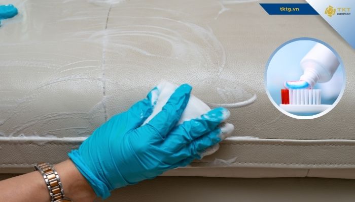 Vệ sinh sofa simili bằng kem đánh răng