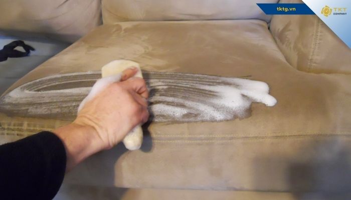 Cách xóa mực bút bi trên sofa da bằng xà phòng