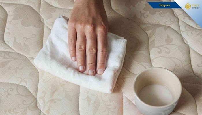 Lưu ý khi vệ sinh vết ố vàng trên nệm