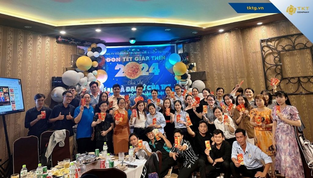 Tất niên công ty năm 2024 ảnh tập thể