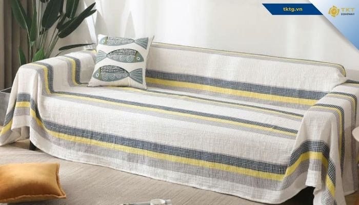 Trang bị tấm phủ ghế hoặc khăn trải mỏng cho ghế sofa da