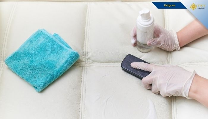 Xử lý vết mực trên ghế da bằng dung dịch chuyên dụng