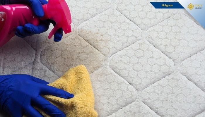 TKT tiến hành xử lý vết bẩn cứng đầu