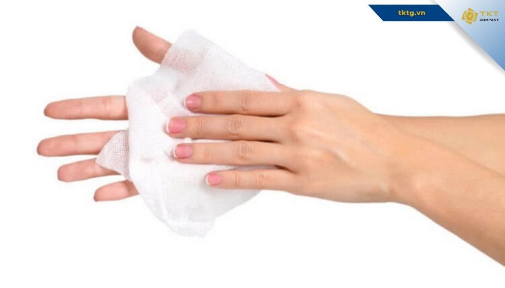 Cách xóa vết máu trên nệm chỉ bằng khăn lạnh: Thấm nhẹ lên vết máu, lau nhẹ