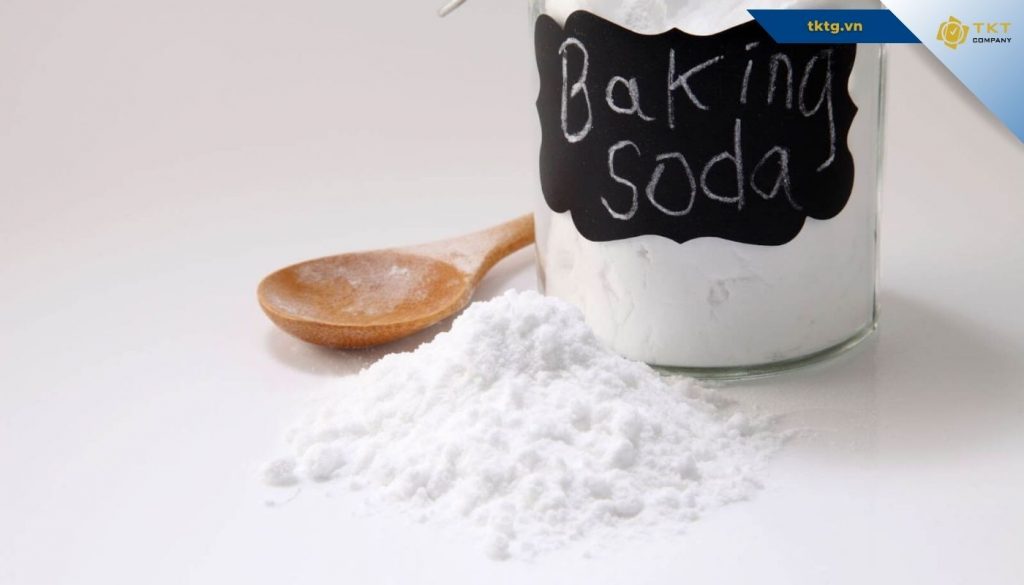 Rắc baking soda lên vết máu ẩm, xịt nước ấm, chờ 30 phút rồi lau sạch bằng khăn khô