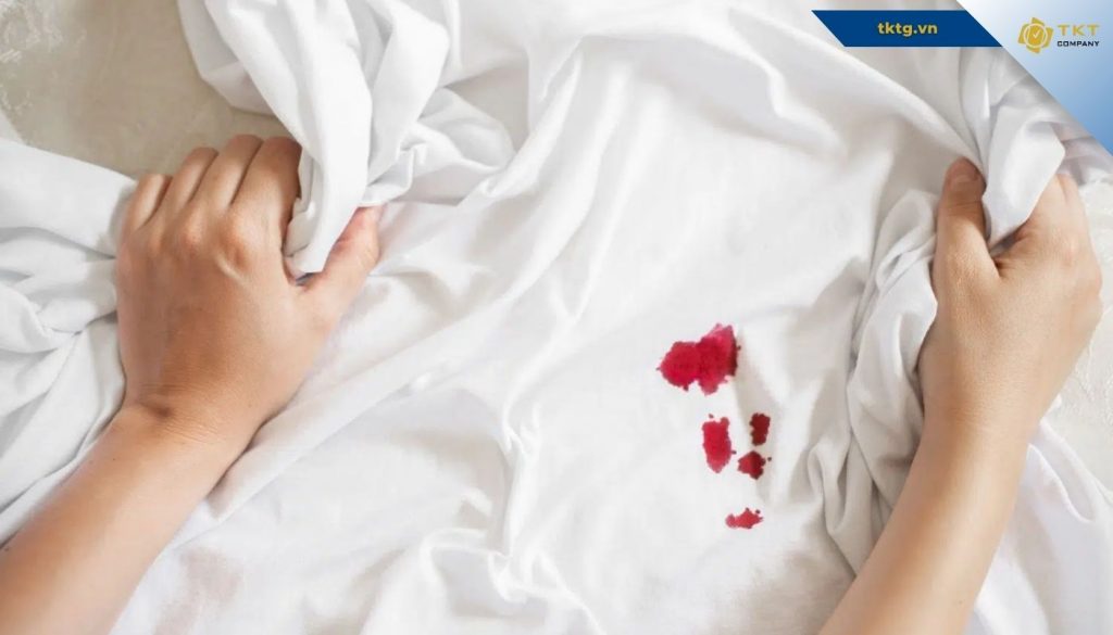 Xử lý vết máu nệm nhẹ tay, tránh chà mạnh, dùng dung dịch phù hợp