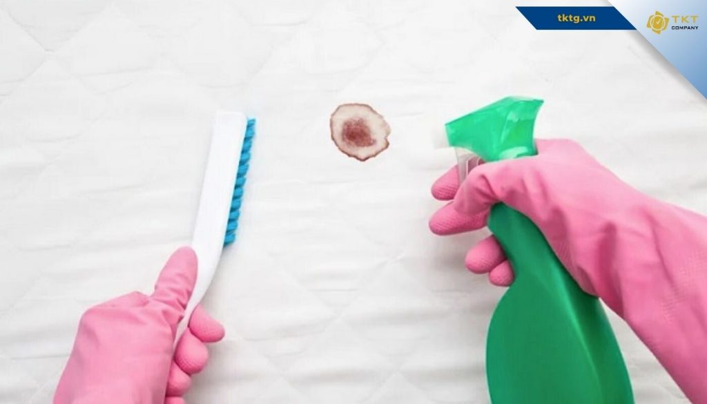 Cách tẩy vết máu khô trên nệm lâu ngày bằng chất tẩy rửa Enzyme