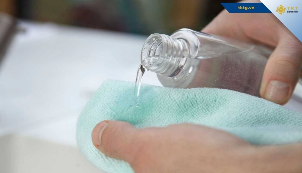 Cách tẩy vết máu dính trên nệm còn mới bằng oxy già