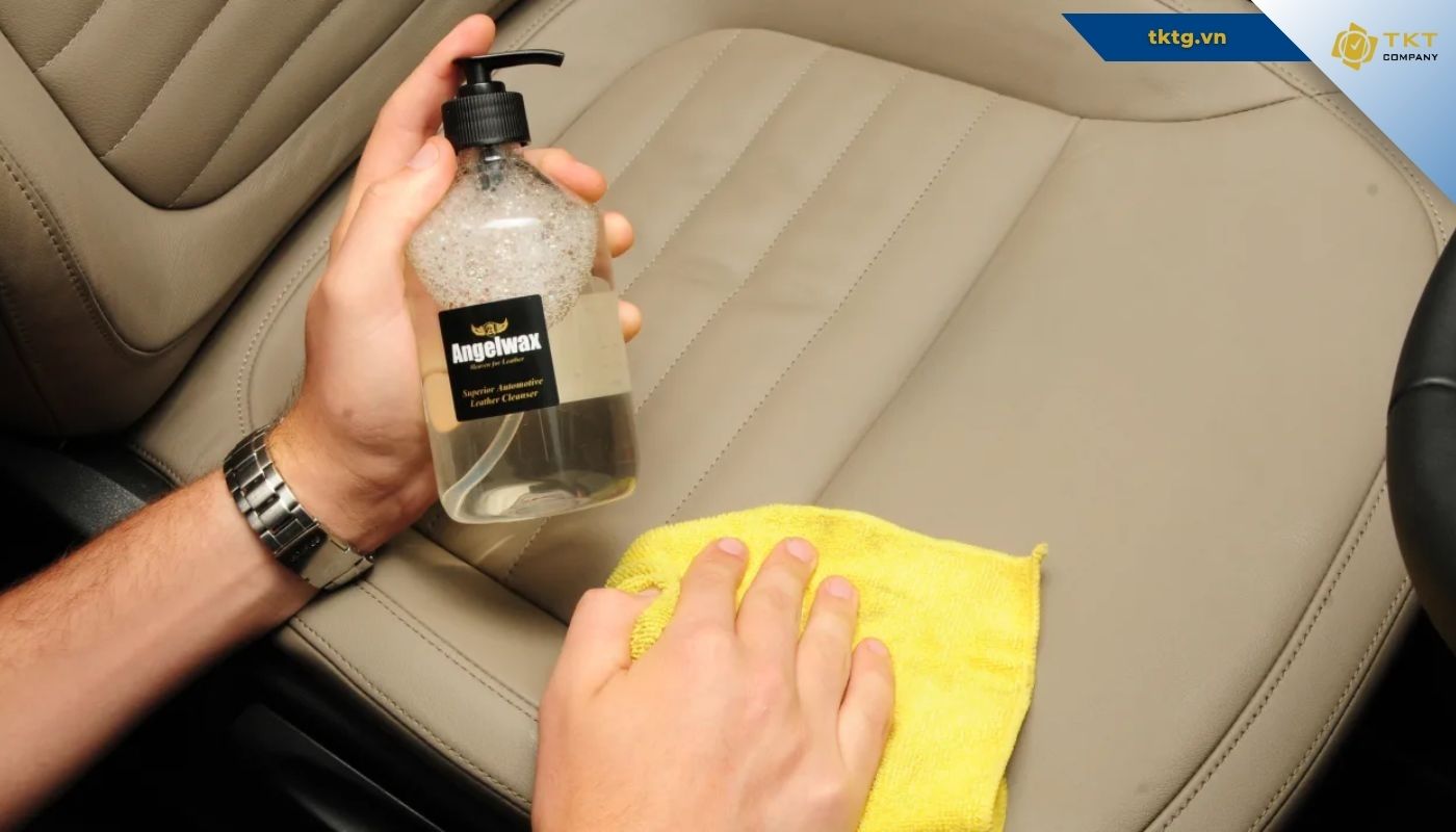 Chuẩn bị đúng dung cụ và dung dịch là cách làm sạch ghế xe hơi tại nhà hiệu quả